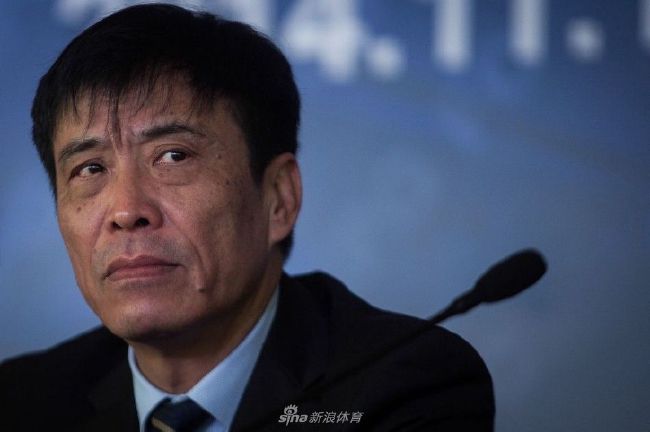 两个男人一人叼一只奶